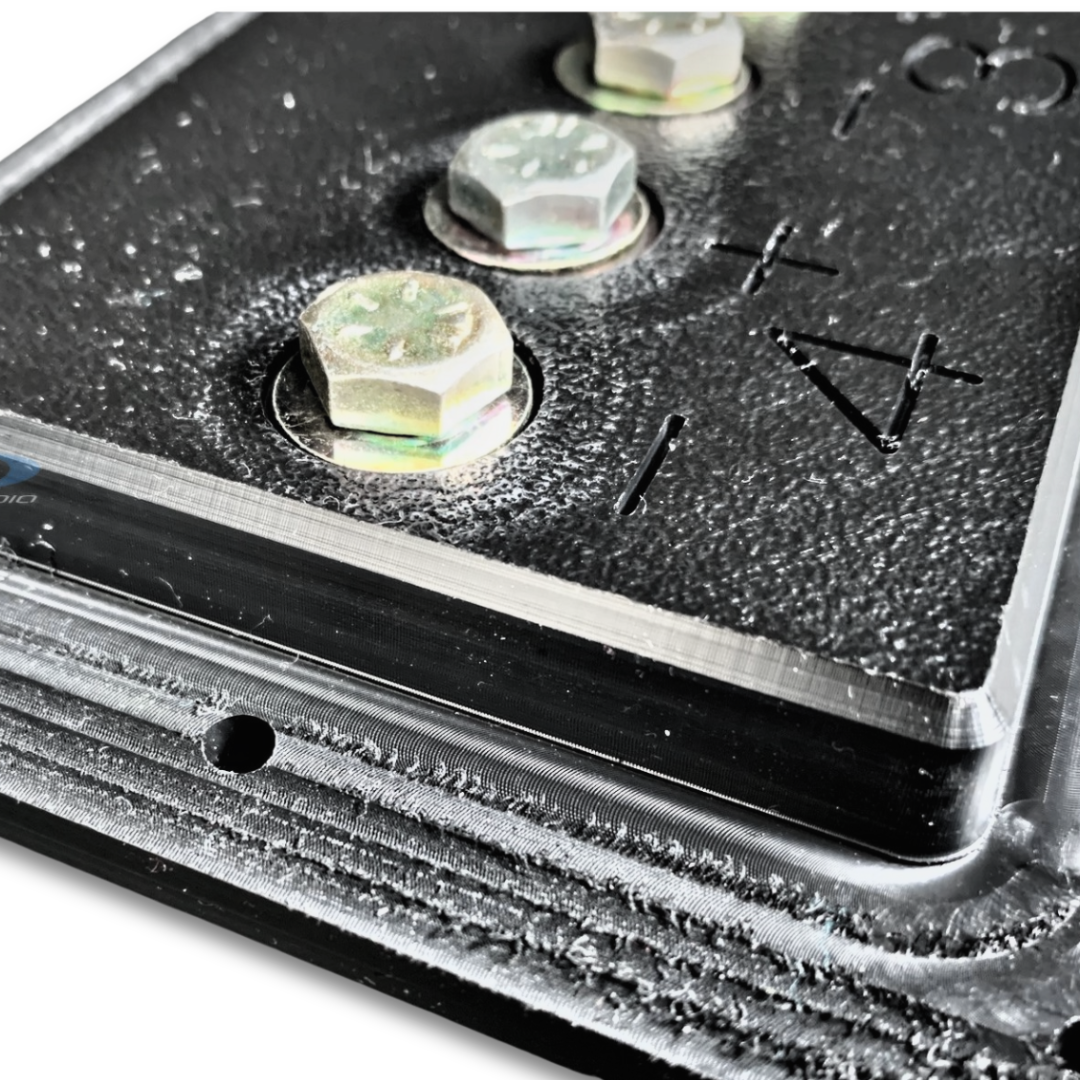 Placa terminal de caja de altavoz SMD de 4 canales con hardware resistente de grado 8 y bisel acrílico negro